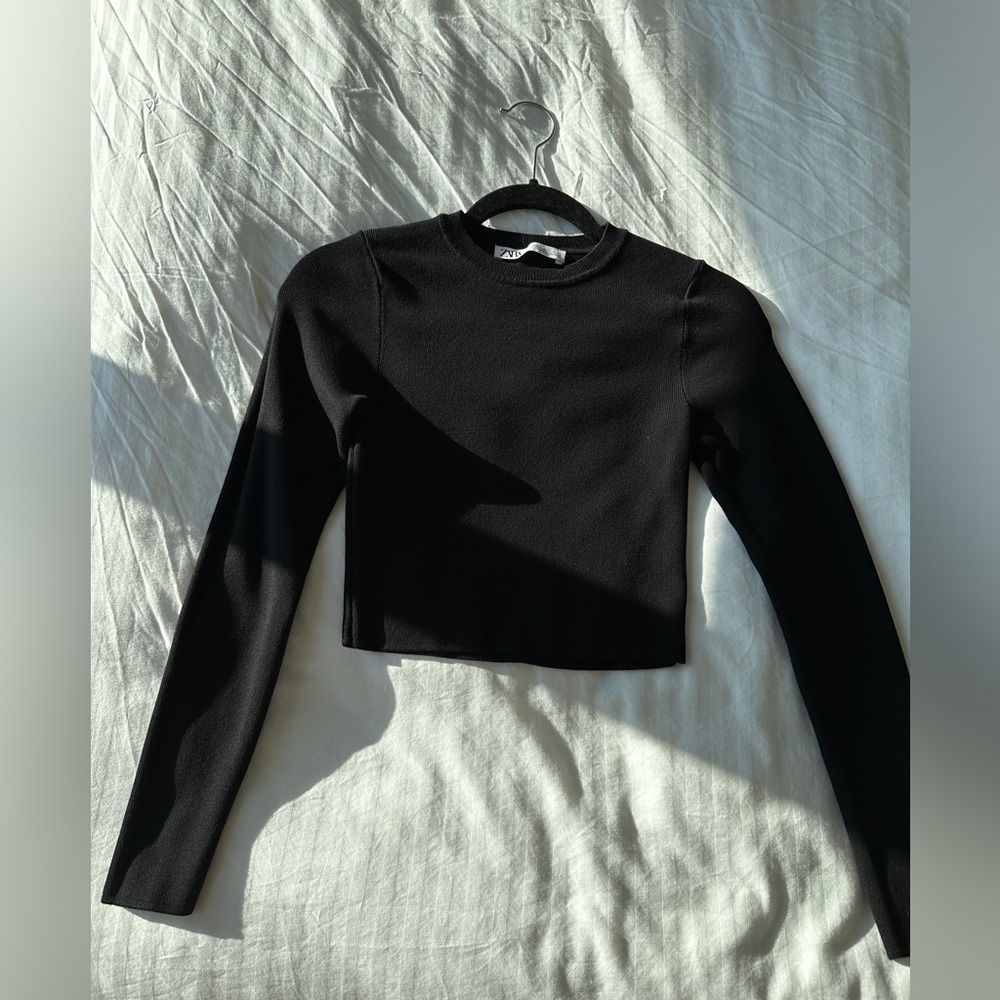 Black cropped long sleeve shirt